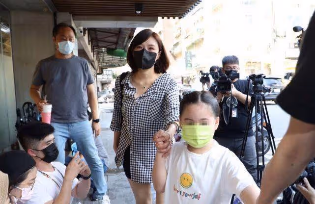 余苑綺告別儀式29日舉行，丈夫穿黑衣現身靈堂，女兒露面送別媽媽
