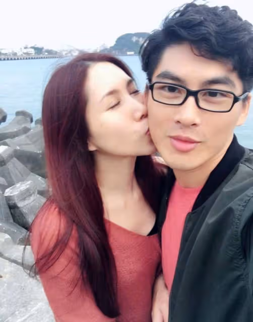 余苑綺告別儀式29日舉行，丈夫穿黑衣現身靈堂，女兒露面送別媽媽