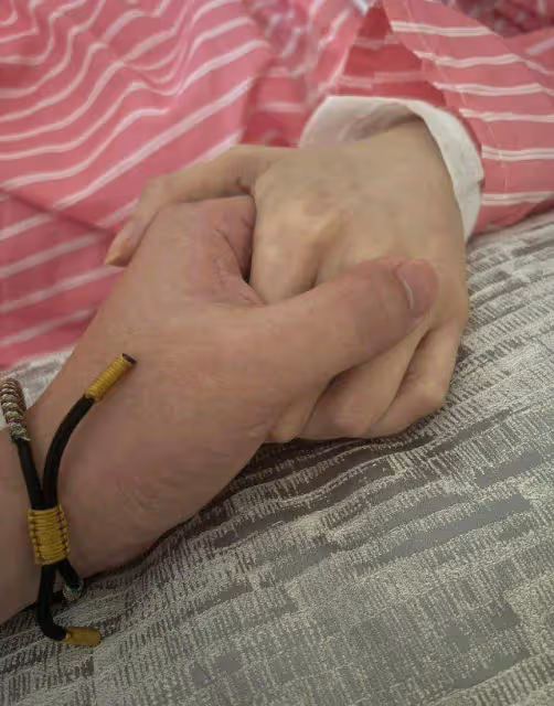 余苑綺告別儀式29日舉行，丈夫穿黑衣現身靈堂，女兒露面送別媽媽