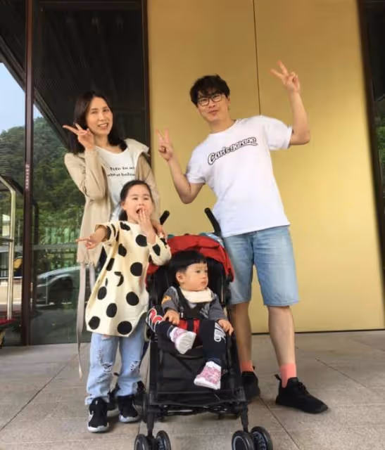 余苑綺告別儀式29日舉行，丈夫穿黑衣現身靈堂，女兒露面送別媽媽