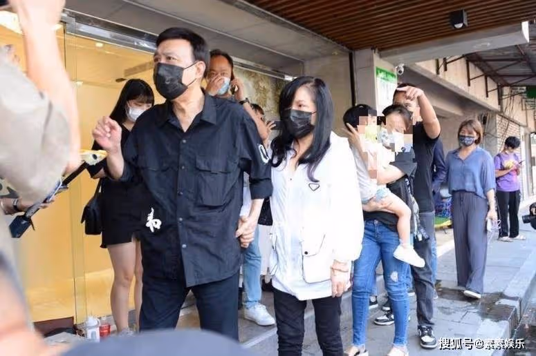 余苑綺離世第4天,3歲的兒子見不到母親後提問:媽媽睡在哪裡?