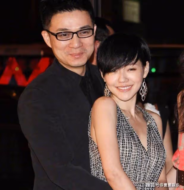 小S曬全家出遊照,許雅鈞摟住妻女合影,證明自己足夠愛家庭