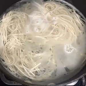 夏天一定要吃的🦐蒜香蝦仁拌面🦐好吃到舔盤
