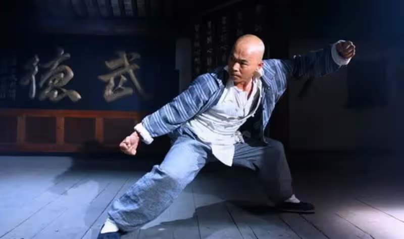 李連杰御用替身,即興一口咬掉80萬,徐克欲哭無淚:你一口咬掉了一套房!