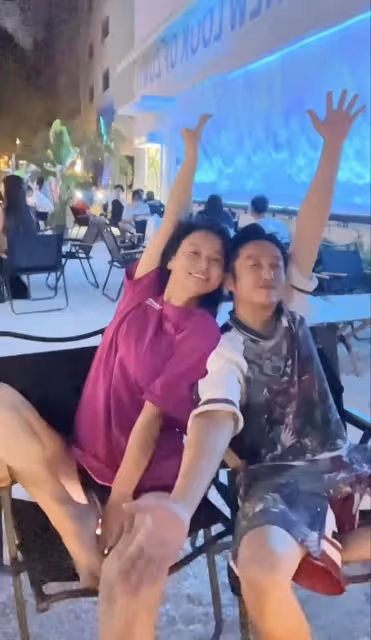 冉瑩穎夫婦攜子回貴州老家,素顏出鏡狀態好,11歲軒軒喂食超貼心