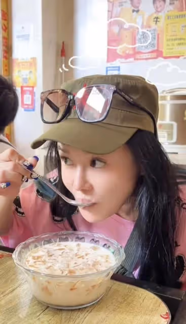 冉瑩穎夫婦攜子回貴州老家,素顏出鏡狀態好,11歲軒軒喂食超貼心
