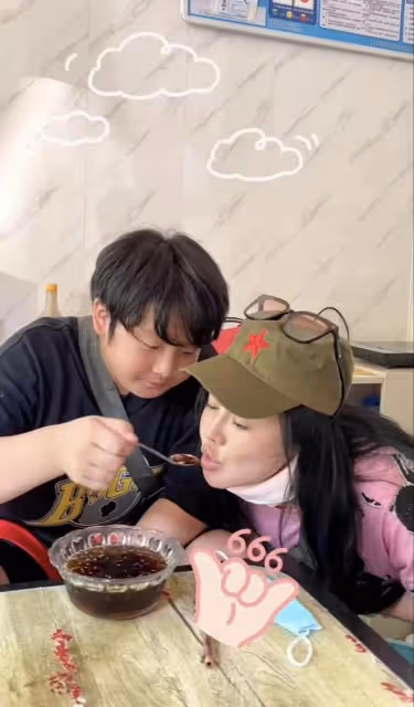 冉瑩穎夫婦攜子回貴州老家,素顏出鏡狀態好,11歲軒軒喂食超貼心