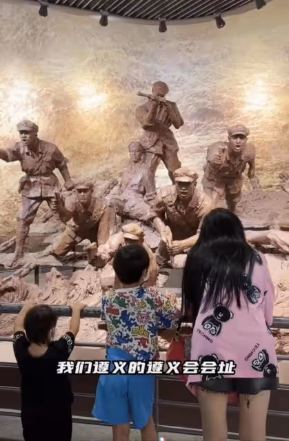冉瑩穎夫婦攜子回貴州老家,素顏出鏡狀態好,11歲軒軒喂食超貼心