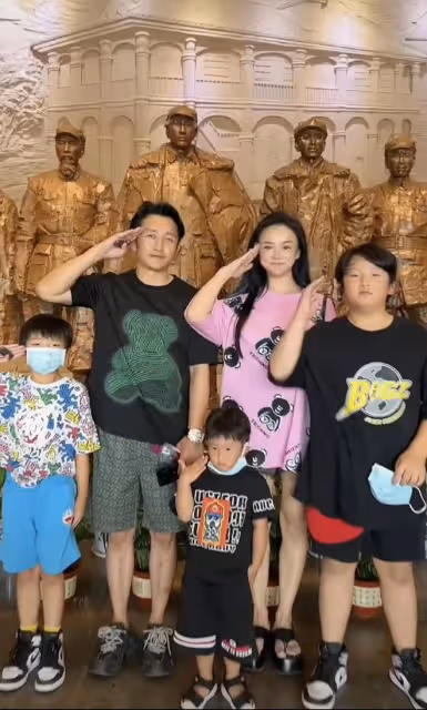 冉瑩穎夫婦攜子回貴州老家,素顏出鏡狀態好,11歲軒軒喂食超貼心