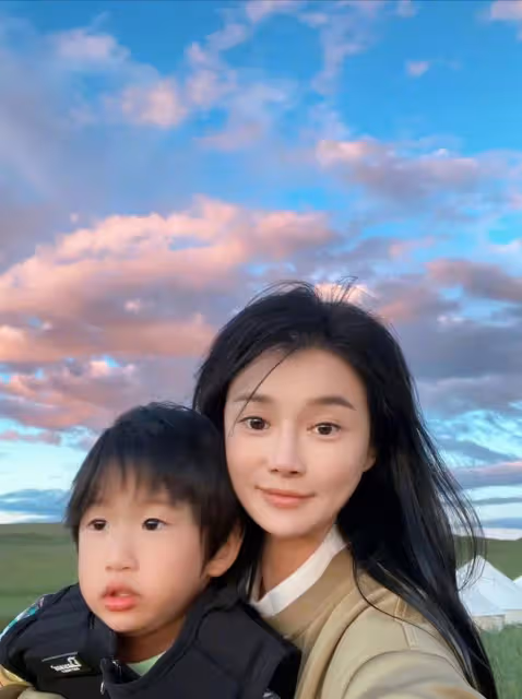 冉瑩穎夫婦攜子回貴州老家,素顏出鏡狀態好,11歲軒軒喂食超貼心