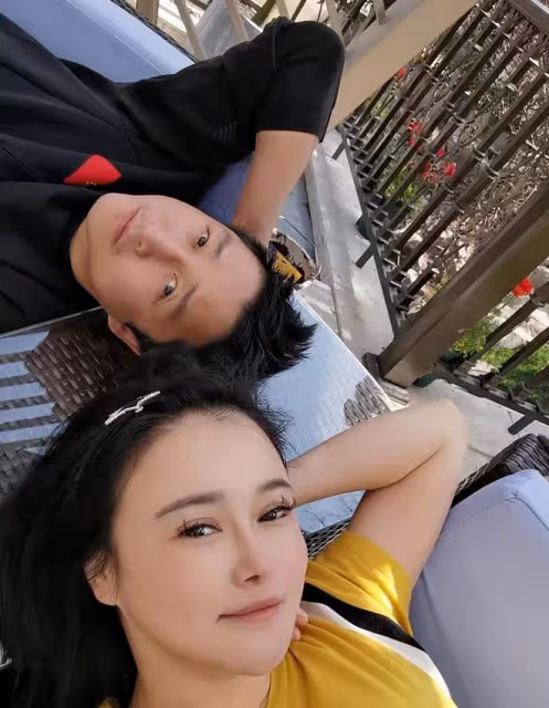 冉瑩穎夫婦攜子回貴州老家,素顏出鏡狀態好,11歲軒軒喂食超貼心