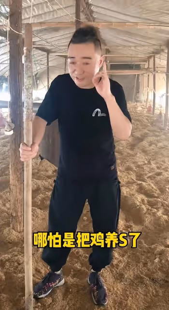 安徽主持人去農村養雞,站雞棚滿腳泥不嫌髒,用鐵鍬鏟土姿勢熟練