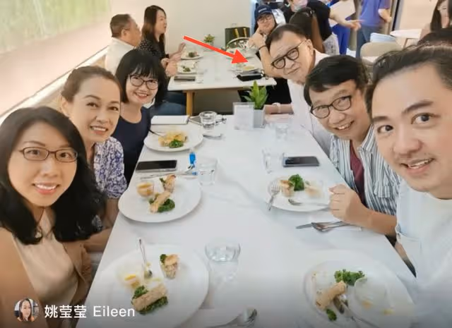 73歲許紹雄移居新加坡露面,與美女親密摟肩合影,紅光滿面精神好
