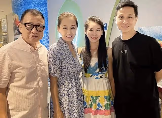 73歲許紹雄移居新加坡露面,與美女親密摟肩合影,紅光滿面精神好
