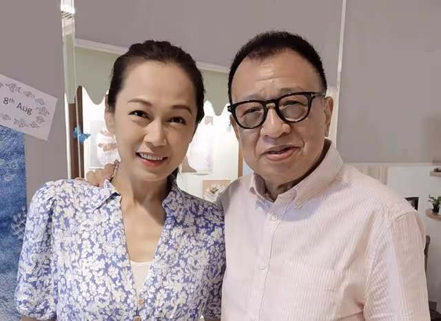 73歲許紹雄移居新加坡露面,與美女親密摟肩合影,紅光滿面精神好