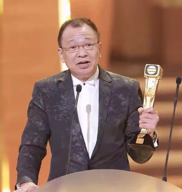 73歲許紹雄移居新加坡露面,與美女親密摟肩合影,紅光滿面精神好