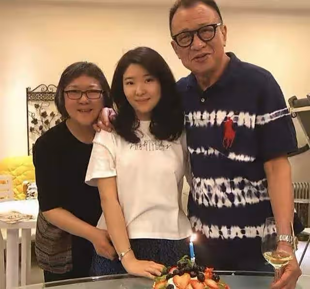 73歲許紹雄移居新加坡露面,與美女親密摟肩合影,紅光滿面精神好