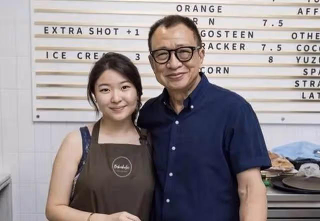 73歲許紹雄移居新加坡露面,與美女親密摟肩合影,紅光滿面精神好