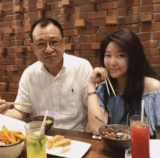 73歲許紹雄移居新加坡露面,與美女親密摟肩合影,紅光滿面精神好