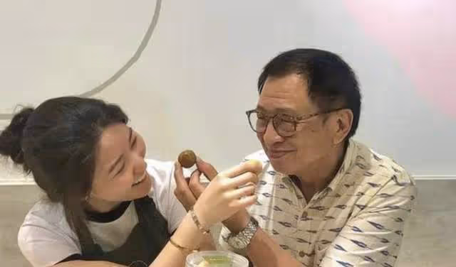 73歲許紹雄移居新加坡露面,與美女親密摟肩合影,紅光滿面精神好