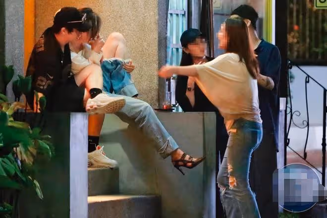 30歲男星疑戀情曝光,與美女深夜曖昧調情,女方臥倒街頭衣衫凌亂
