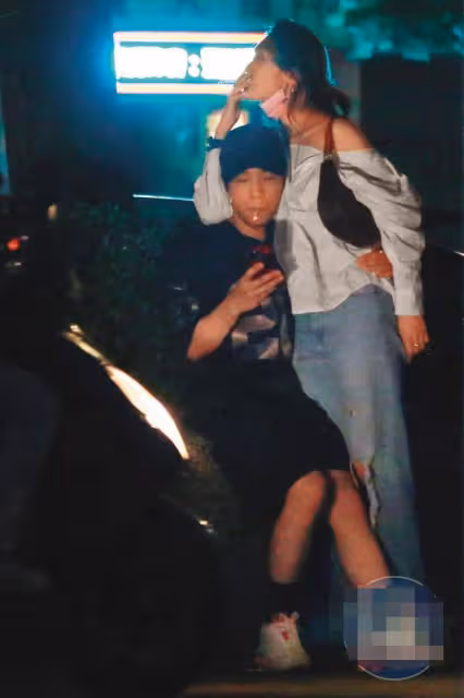 30歲男星疑戀情曝光,與美女深夜曖昧調情,女方臥倒街頭衣衫凌亂