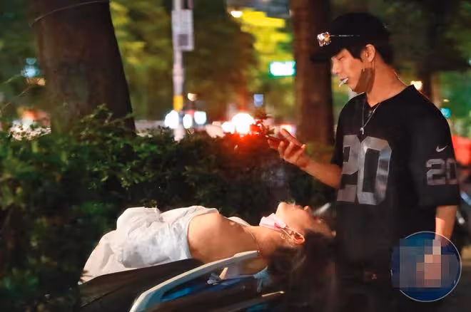 30歲男星疑戀情曝光,與美女深夜曖昧調情,女方臥倒街頭衣衫凌亂