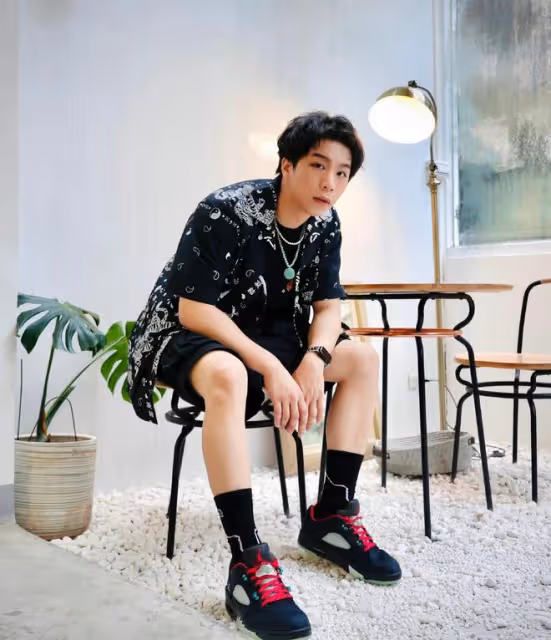 30歲男星疑戀情曝光,與美女深夜曖昧調情,女方臥倒街頭衣衫凌亂