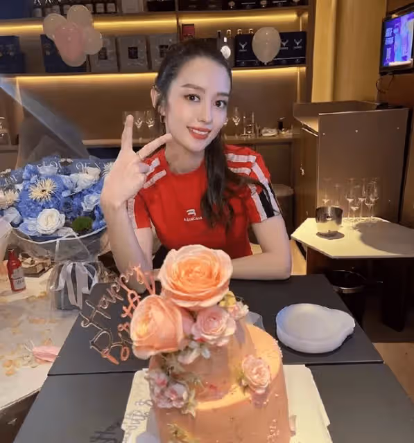 郎朗妻子吉娜曬28歲生日照 一身紅衣美麗又優雅