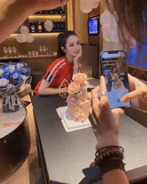郎朗妻子吉娜曬28歲生日照 一身紅衣美麗又優雅