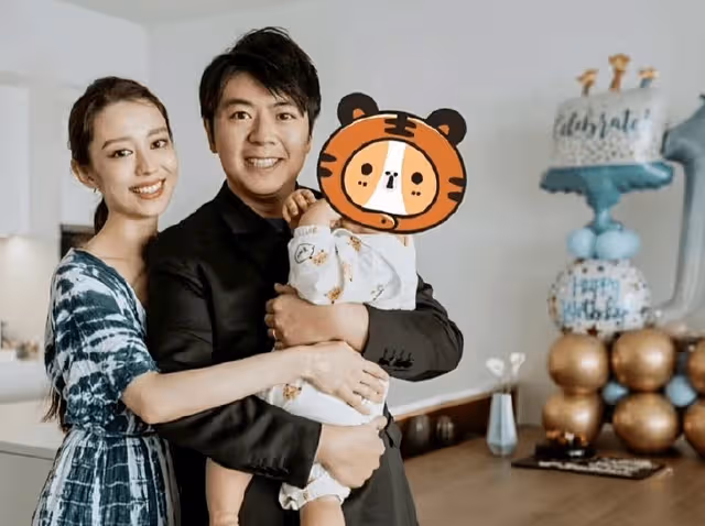 郎朗妻子吉娜曬28歲生日照 一身紅衣美麗又優雅