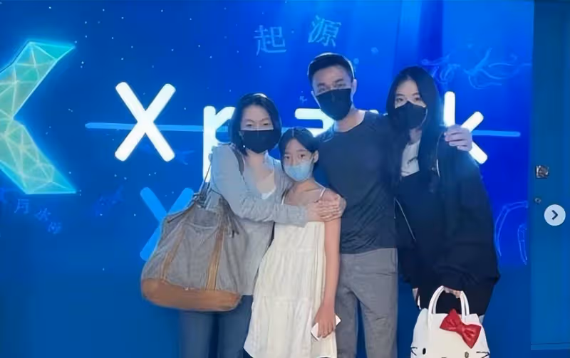 小S全家旅遊照片曝光,二女兒顏值比媽媽還高,小女兒長得像父親