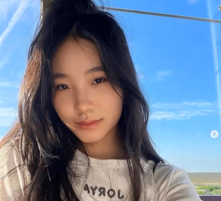 小S全家旅遊照片曝光,二女兒顏值比媽媽還高,小女兒長得像父親