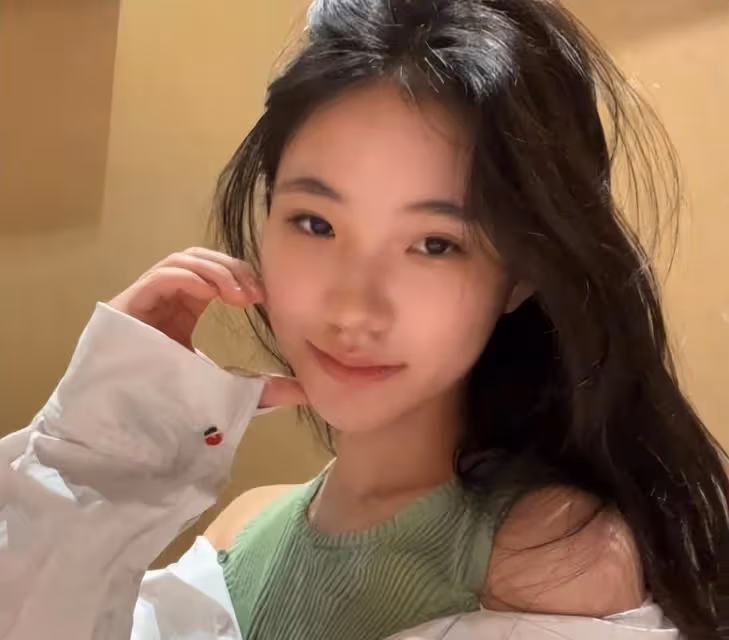 小S全家旅遊照片曝光,二女兒顏值比媽媽還高,小女兒長得像父親
