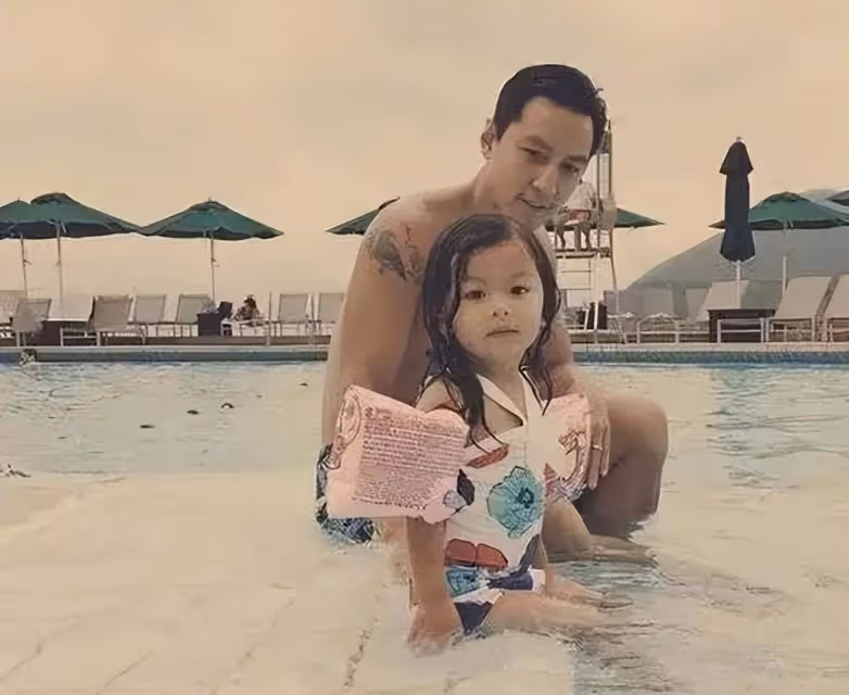 吳彥祖9歲女兒近照曝光,染紅髮打耳洞,網友:你怎麼教小孩的?
