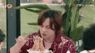 出道20年第一次上綜藝，可是上了美國熱搜的尹桃依舊被這個廚子搶了風頭