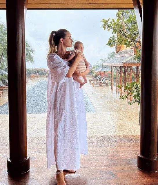 55歲傑森斯坦森帶著未婚妻度假，35歲超模穿透明裙盡顯曼妙身材