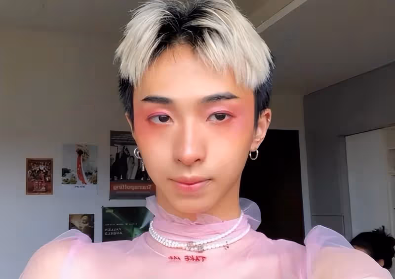 伊能靜發文盛贊兒子後，哈利穿性感吊帶踩恨天高，濃妝艷抹很迷人
