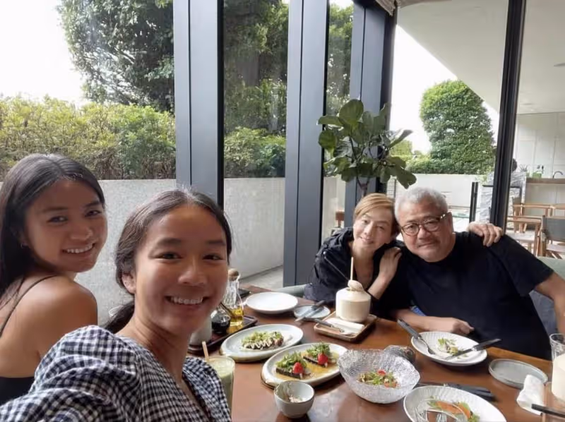 張國榮前任毛舜筠，62歲攜手三婚老公，倆女兒高顏值好似雙胞胎