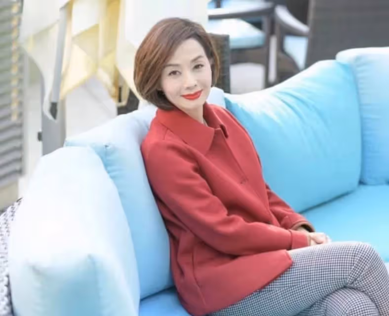 張國榮前任毛舜筠，62歲攜手三婚老公，倆女兒高顏值好似雙胞胎