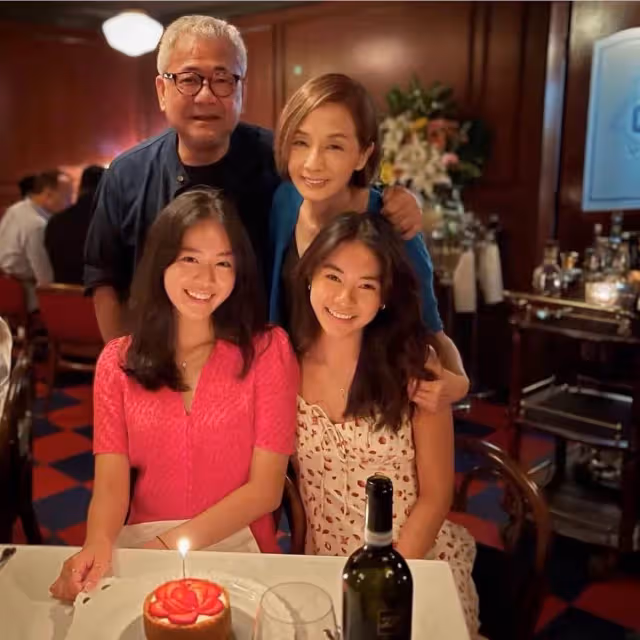 張國榮前任毛舜筠，62歲攜手三婚老公，倆女兒高顏值好似雙胞胎