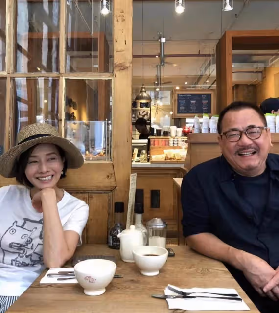 張國榮前任毛舜筠，62歲攜手三婚老公，倆女兒高顏值好似雙胞胎