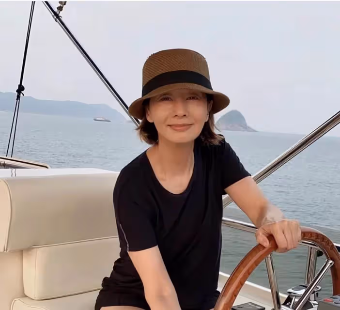張國榮前任毛舜筠，62歲攜手三婚老公，倆女兒高顏值好似雙胞胎
