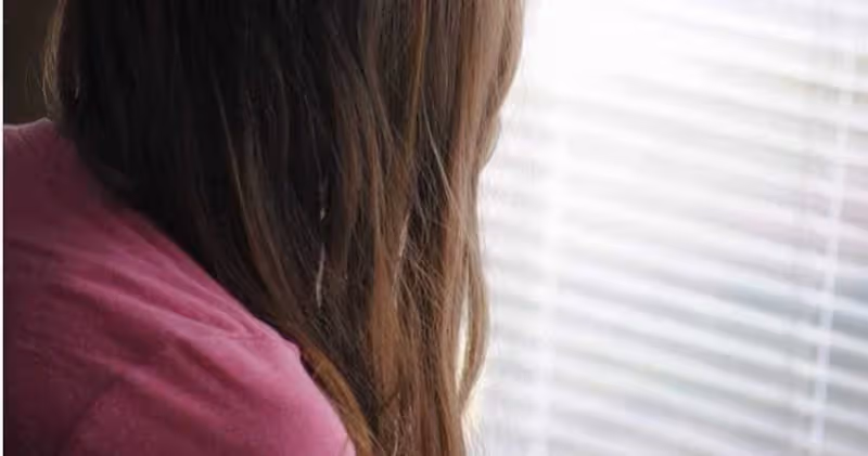 17歲未婚懷孕，小情侶堅持生下男友卻出軌不給家用費，嫩媽苦問：要不要送孤兒院，引論戰