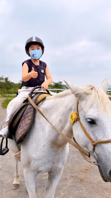 蔡琳帶兒子外出遊玩，感慨一天換三次衣服，離異帶娃不容易！