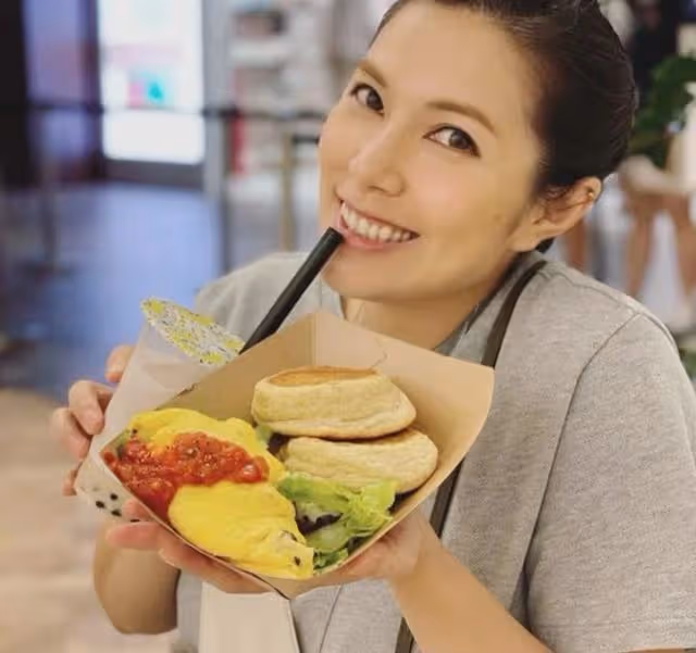 恭喜！香港名歌手突曝與圈外男友未婚生子，曾因被家暴和前夫離婚