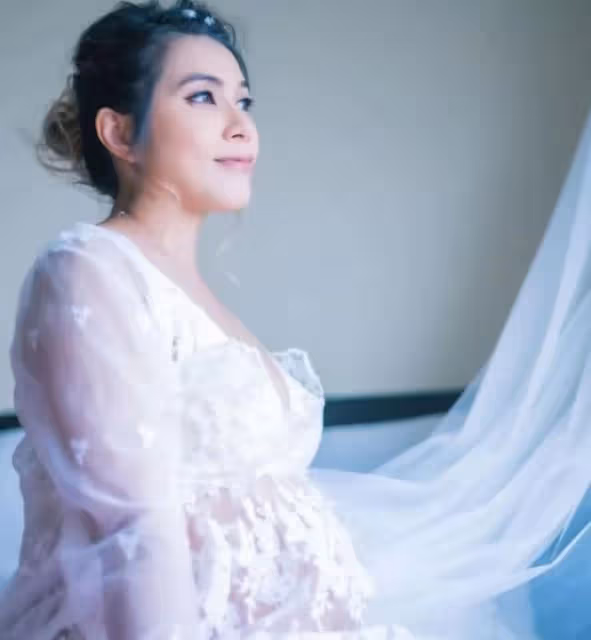 恭喜！香港名歌手突曝與圈外男友未婚生子，曾因被家暴和前夫離婚