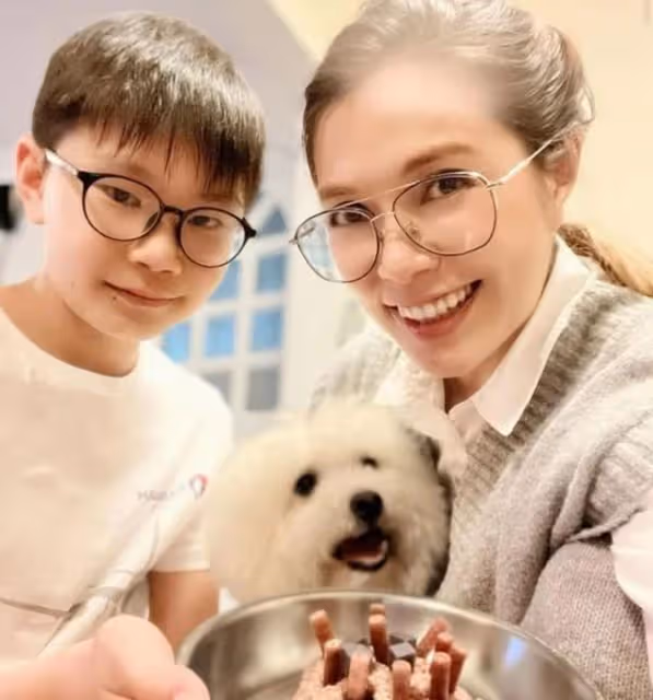 恭喜！香港名歌手突曝與圈外男友未婚生子，曾因被家暴和前夫離婚