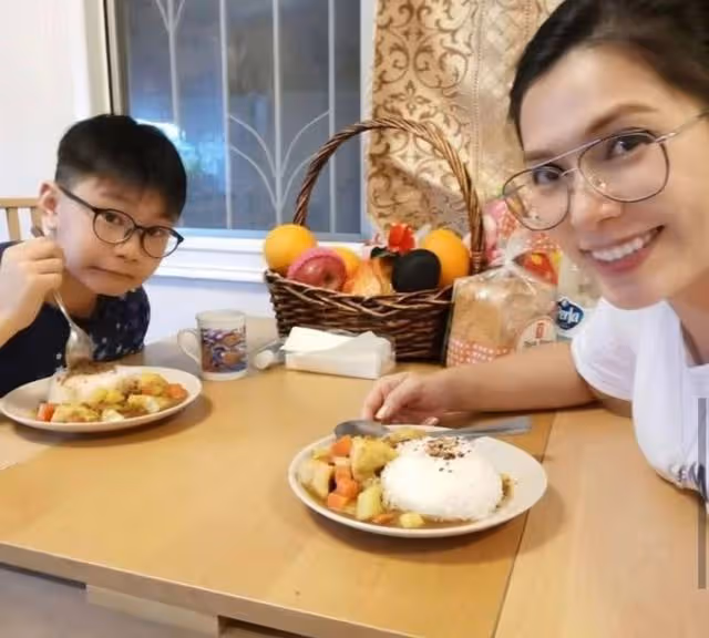 恭喜！香港名歌手突曝與圈外男友未婚生子，曾因被家暴和前夫離婚