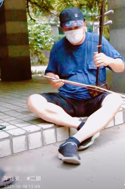 63歲畢福劍久違露面，臉色蠟黃嘴唇發烏顯憔悴，即將與草帽姐直播